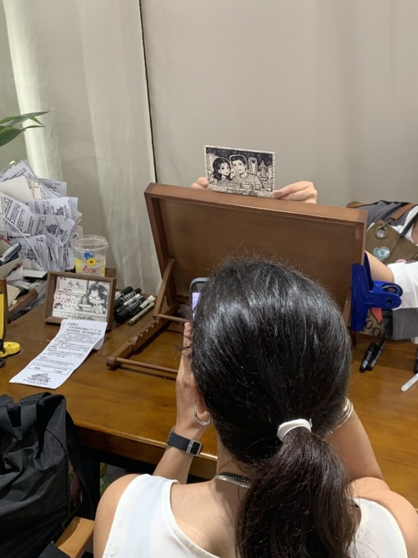 锦牛网 排队三小时也要画的“人生四格”，为什么能戳中人心？