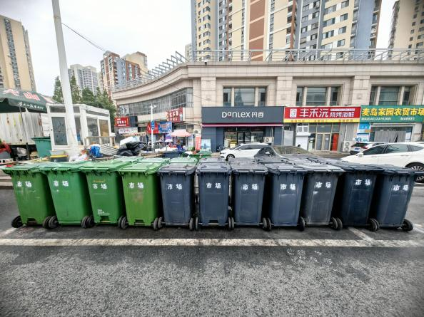 九龙证券配资 13处美食街区垃圾桶“大变样” 青岛开展餐饮集中区域垃圾桶专项提升整治